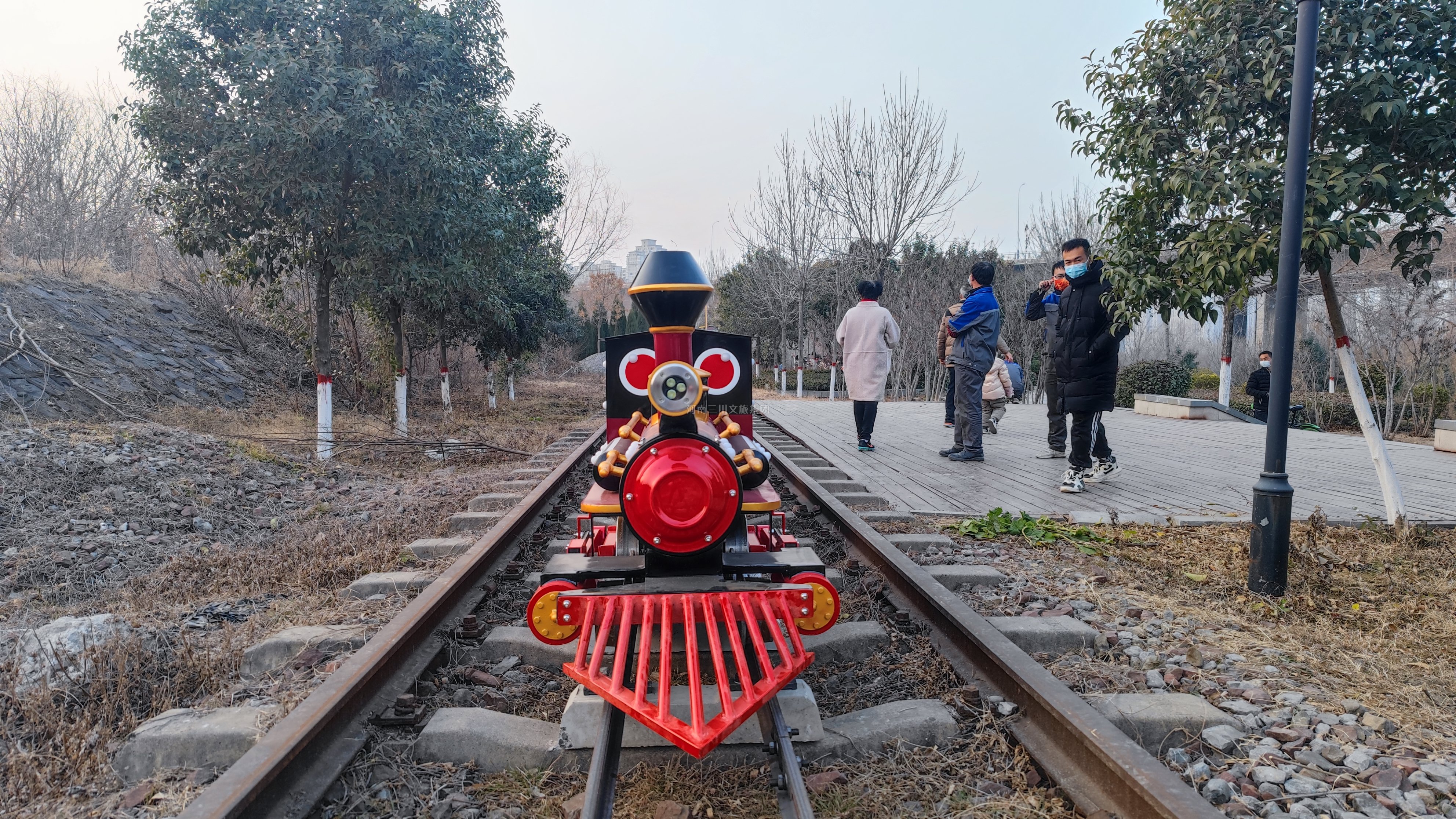 小火车厂家轨道小火车,公园游乐轨道小火车,游乐场轨道小火车,田园小火车有轨价格,景区有轨小火车价格及规格,